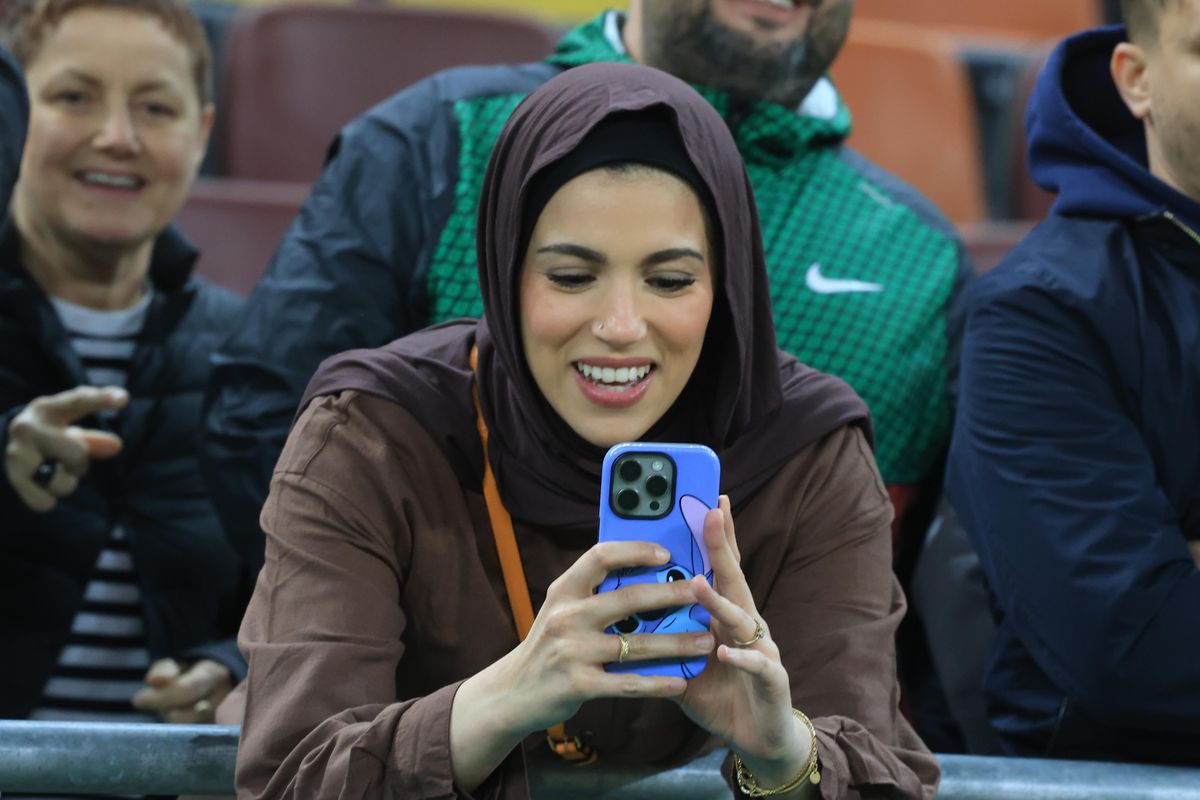 Imagini înduioșătoare după Dinamo - Rapid » A început să plângă când a fost înconjurat de mascați + „câinii” au răspuns ironiei rivalilor