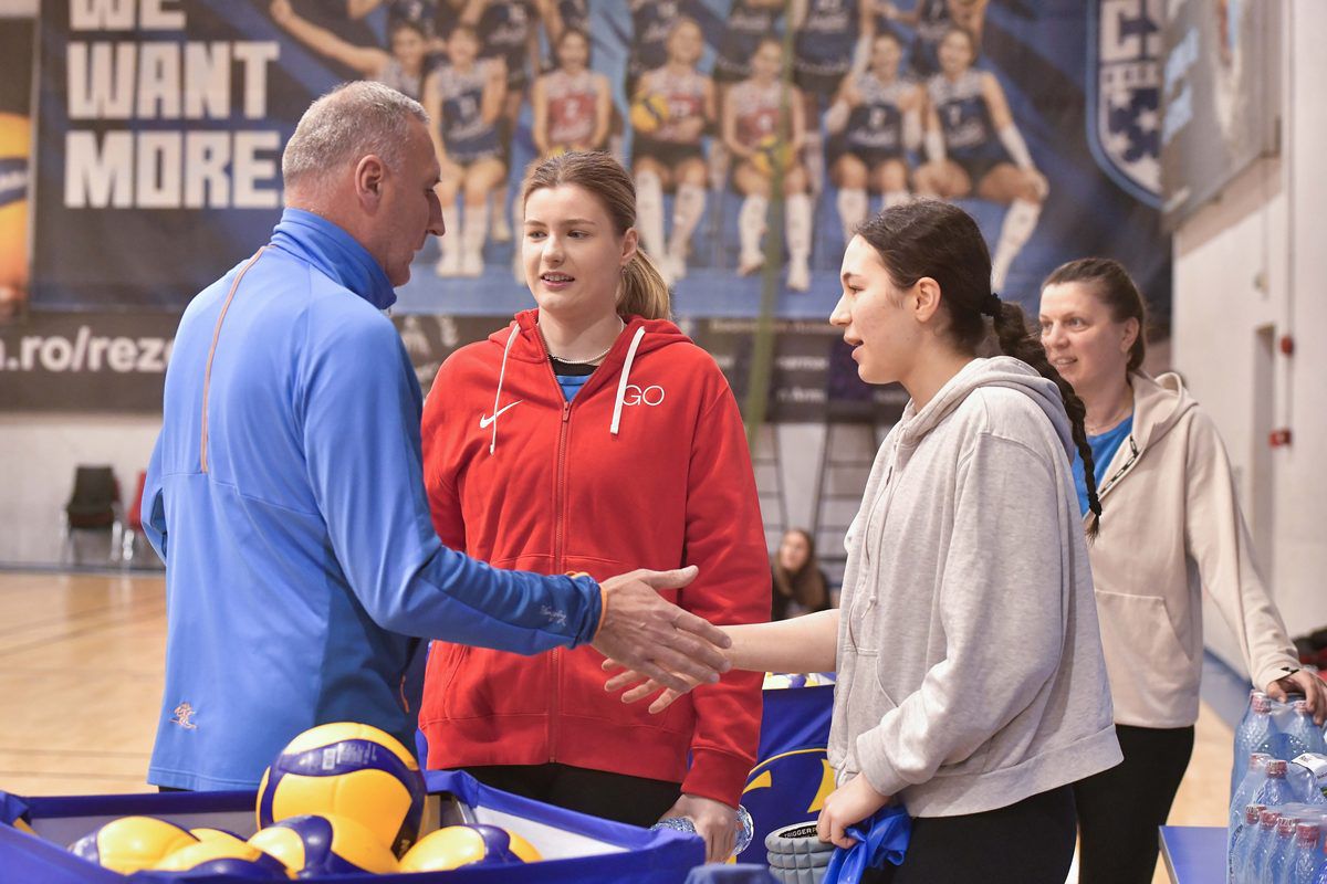 Elena e voleibalista-model a României: școală, kineto, antrenamente și meditații până la miezul nopții! „Sportul înseamnă inteligență, educație”