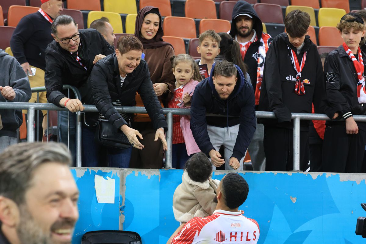 Imagini înduioșătoare după Dinamo - Rapid » A început să plângă când a fost înconjurat de mascați + „câinii” au răspuns ironiei rivalilor