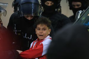 Imagini înduioșătoare după Dinamo - Rapid » A început să plângă când a fost înconjurat de mascați