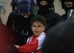 Imagini înduioșătoare după Dinamo - Rapid » A început să plângă când a fost înconjurat de mascați + „câinii” au răspuns ironiei rivalilor
