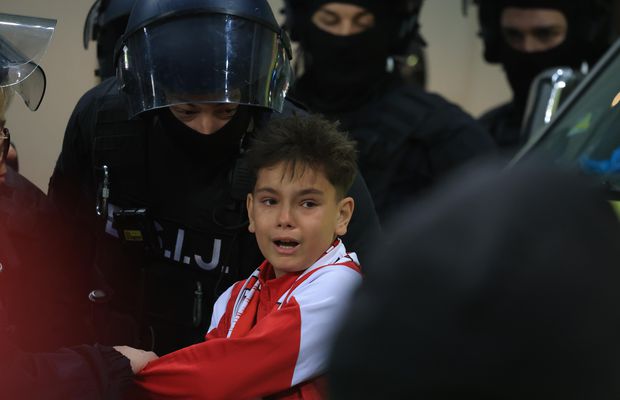 Imagini înduioșătoare după Dinamo - Rapid » A început să plângă când a fost înconjurat de mascați + „câinii” au răspuns ironiei rivalilor