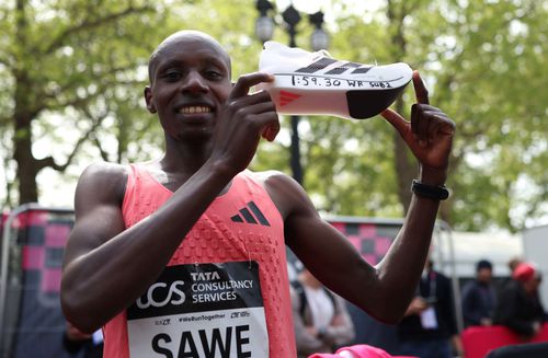 Kenyanul Sabastian Sawe, câștigător al maratonului de la Londra 2026 cu record mondial, arătându-și încălțările de alerare superperformante / FOTO: Guliver / Getty Images