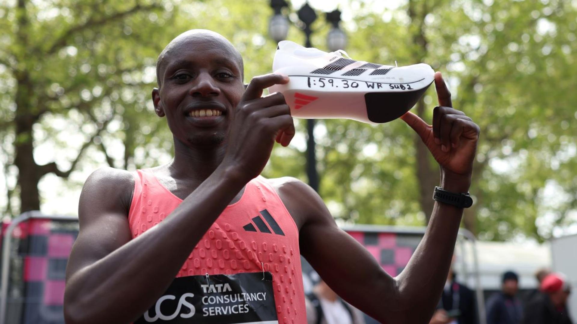 Sabastian Sawe alergând la maratonul de Londra cu superpantofi alergare Adidas Adizero Adios Pro Evo 3, greutate pantofi alergare 97 grame, record maraton sub 2 ore | sursa foto: Gazeta Sporturilor