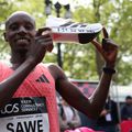 Kenyanul Sabastian Sawe, câștigător al maratonului de la Londra 2026 cu record mondial, arătându-și încălțările de alerare superperformante / FOTO: Guliver / Getty Images