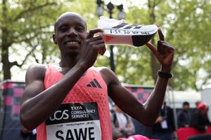 Ce a purtat primul maratonist care a coborât sub 2 ore? Pantofi care cântăresc cât un pui de pisică nou-născut!