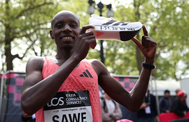 Ce a purtat primul maratonist care a coborât sub 2 ore? Pantofi care cântăresc cât un pui de pisică nou-născut!