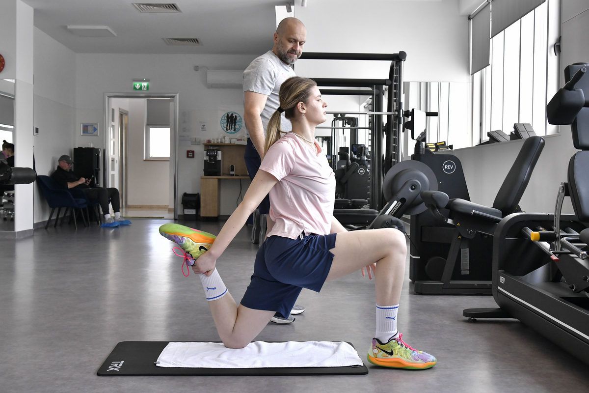 Elena e voleibalista-model a României: școală, kineto, antrenamente și meditații până la miezul nopții! „Sportul înseamnă inteligență, educație”