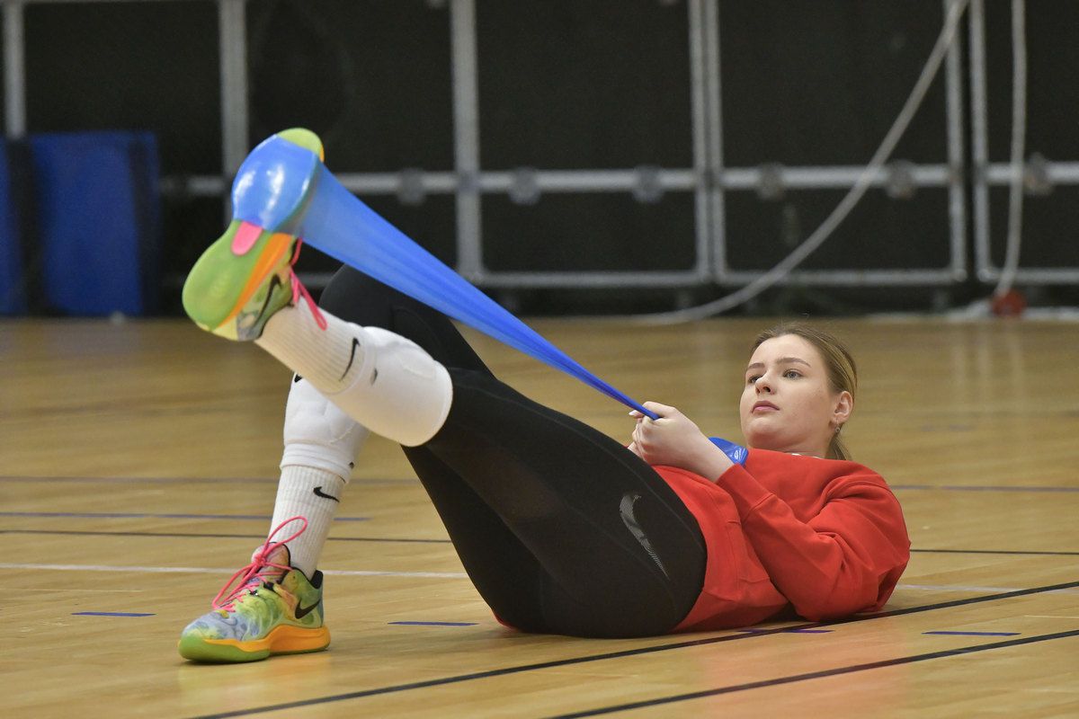 Elena e voleibalista-model a României: școală, kineto, antrenamente și meditații până la miezul nopții! „Sportul înseamnă inteligență, educație”