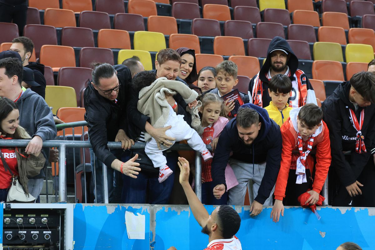 Imagini înduioșătoare după Dinamo - Rapid » A început să plângă când a fost înconjurat de mascați + „câinii” au răspuns ironiei rivalilor