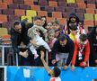 Imagini înduioșătoare după Dinamo - Rapid » A început să plângă când a fost înconjurat de mascați + „câinii” au răspuns ironiei rivalilor