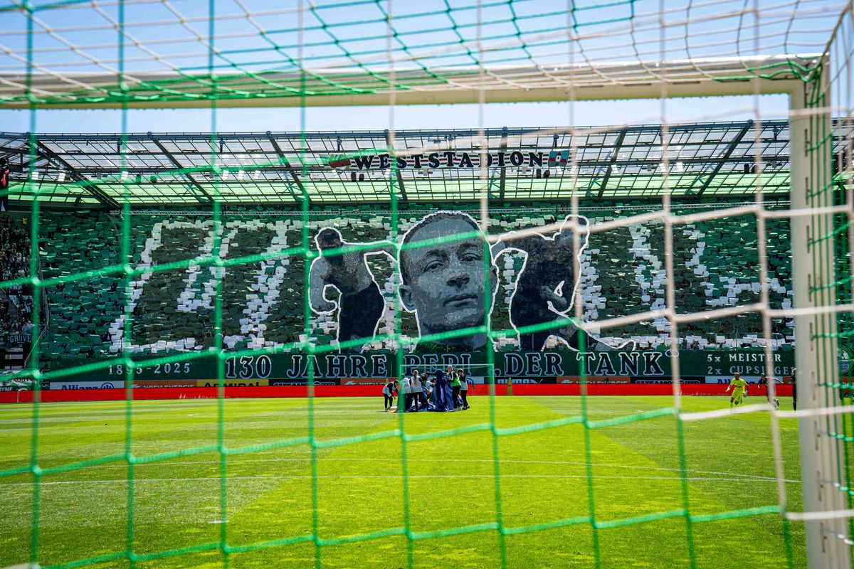 Scenografia de la Rapid Viena - Salzburg în memoria lui Josef Uridil