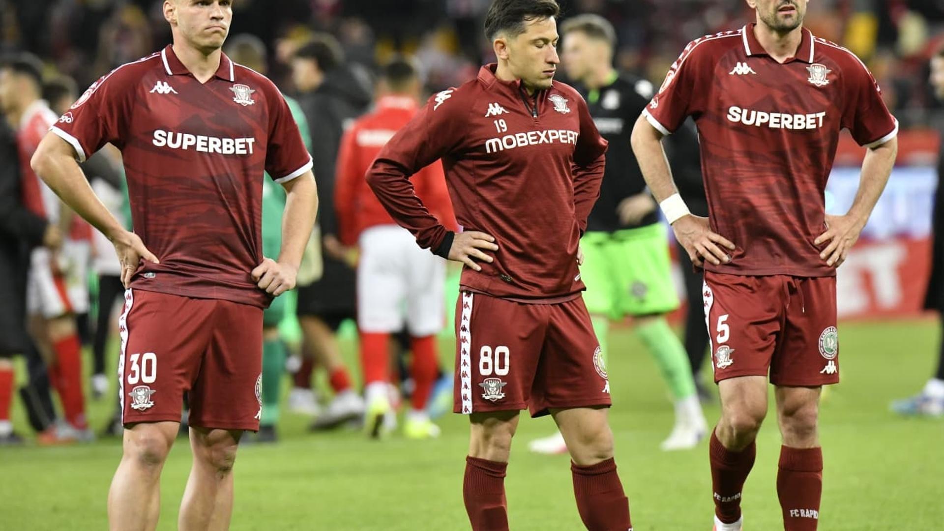 Ovidiu Ioanițoaia analizând jocul slab al echipei Rapid fotbal și prestația dezamăgitoare a lui Olimpiu Moruțan pe teren. | sursa foto: Gazeta Sporturilor