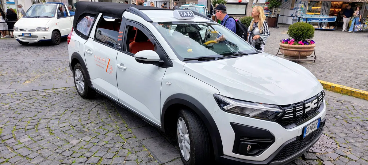 Dacia decapotabilă face furori pe străzi în Italia: cum arată mașina specială