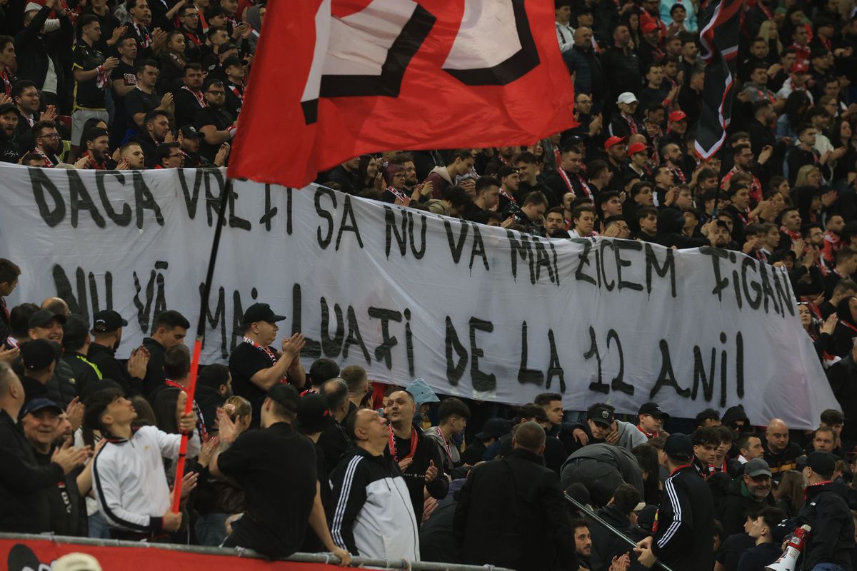 Gafă după gafă a fanilor rapidiști! „Diavolii vișini”, varianta 2026 în derby-ul cu Dinamo: ce mesaje au apărut în peluză