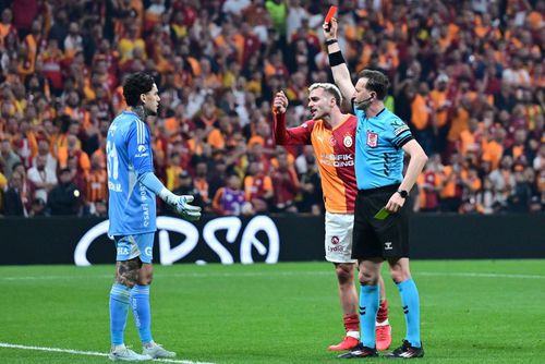 Ederson, portarul lui Fenerbahce, este eliminat după ce a refuzat să stea pe linia porții în derby-ul cu Galatasaray (0-3) / Foto: Imago