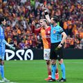Ederson, portarul lui Fenerbahce, este eliminat după ce a refuzat să stea pe linia porții în derby-ul cu Galatasaray (0-3) / Foto: Imago