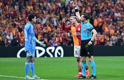 Scandal cu Ederson! » Fanii Fenerului au aruncat cu torțe și au atacat autocarul echipei