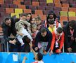 Imagini înduioșătoare după Dinamo - Rapid » A început să plângă când a fost înconjurat de mascați + „câinii” au răspuns ironiei rivalilor