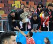 Imagini înduioșătoare după Dinamo - Rapid » A început să plângă când a fost înconjurat de mascați + „câinii” au răspuns ironiei rivalilor