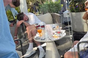 Imagini dezolante cu „rebelul” Grealish » A adormit în mai puțin de o oră după ce a ajuns la un bar din Manchester