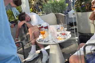 Imagini dezolante cu „rebelul” Grealish » A adormit în mai puțin de o oră după ce a ajuns la un bar din Manchester