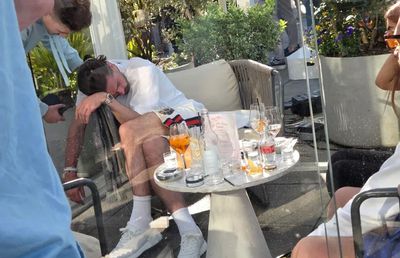 Imagini dezolante cu „rebelul” Grealish » A adormit în mai puțin de o oră după ce a ajuns la un bar din Manchester