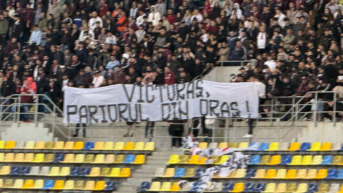 Gafă după gafă a fanilor rapidiști! „Diavolii vișini”, varianta 2026 în derby-ul cu Dinamo: ce mesaje au apărut în peluză