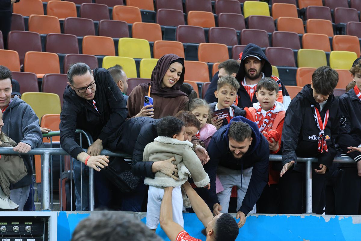 Imagini înduioșătoare după Dinamo - Rapid » A început să plângă când a fost înconjurat de mascați + „câinii” au răspuns ironiei rivalilor