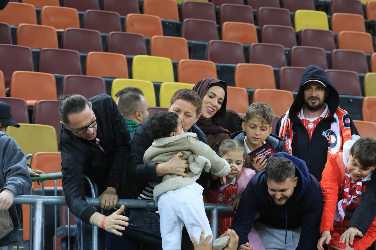 Imagini înduioșătoare după Dinamo - Rapid » A început să plângă când a fost înconjurat de mascați + „câinii” au răspuns ironiei rivalilor