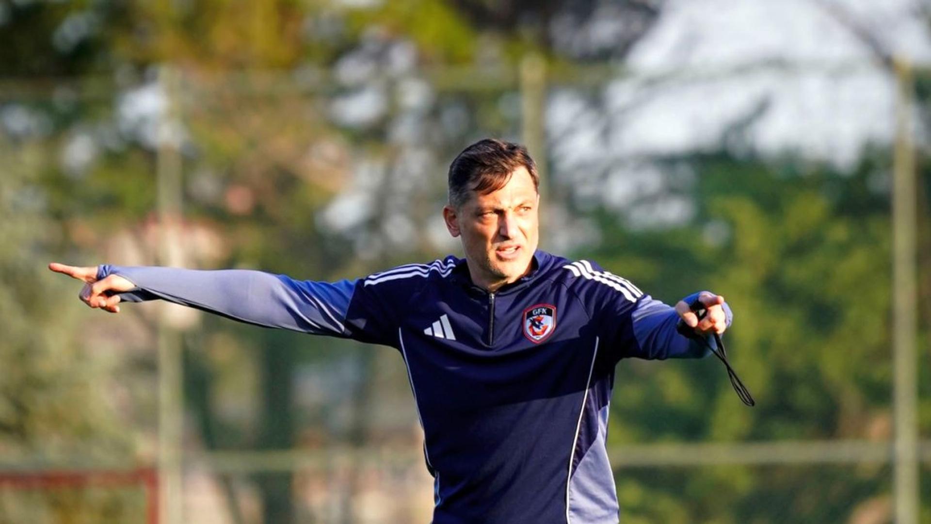 Mirel Rădoi discutând tacticile cu jucătorii Gaziantep FK pe marginea terenului în timpul unui meci din Superliga Turciei. | sursa foto: Gazeta Sporturilor