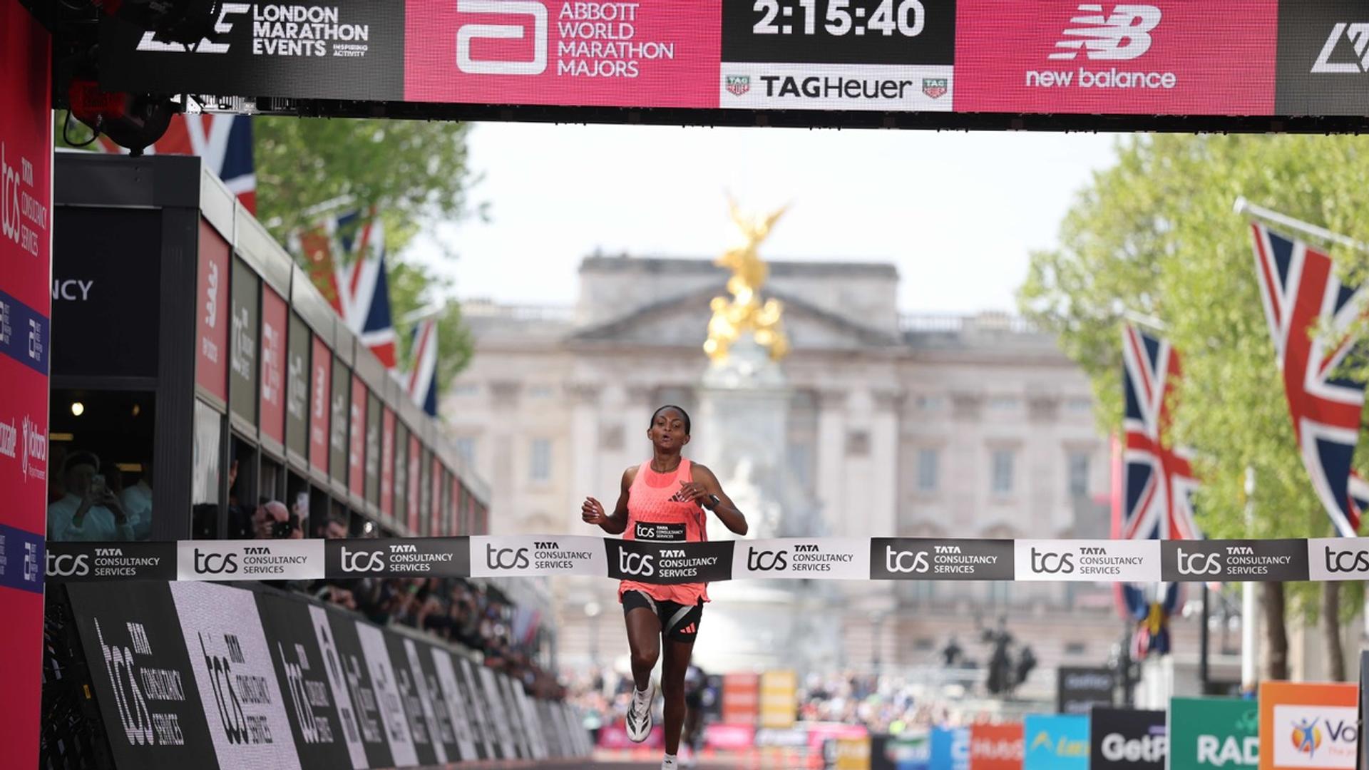 Alergători la maratonul de la Londra purtând pantofi alergare performanți adidas Adizero Adios Pro Evo 3, stabilind record mondial maraton sub 2 ore. | sursa foto: Gazeta Sporturilor