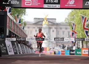 Moment istoric în cadrul Maratonului de la Londra: atleții adidas Sabastian Sawe și Yomif Kejelcha au terminat cursa sub pragul de 2 ore, purtând revoluționarii Adizero Adios Pro Evo 3. Sabastian și Tigist Assefa au stabilit noi recorduri mondiale