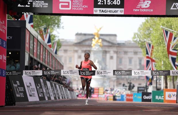 Moment istoric în cadrul Maratonului de la Londra: atleții adidas Sabastian Sawe și Yomif Kejelcha au terminat cursa sub pragul de 2 ore, purtând revoluționarii Adizero Adios Pro Evo 3. Sabastian și Tigist Assefa au stabilit noi recorduri mondiale