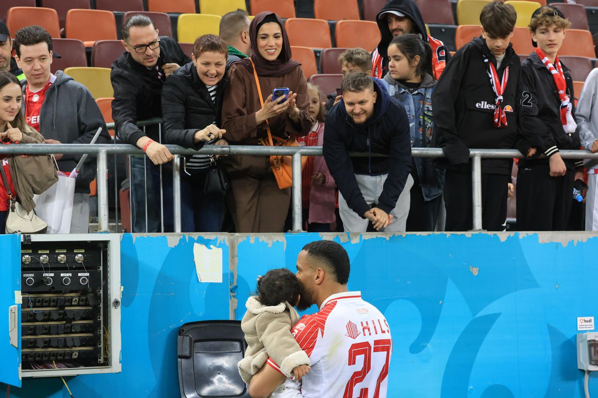 Imagini înduioșătoare după Dinamo - Rapid » A început să plângă când a fost înconjurat de mascați + „câinii” au răspuns ironiei rivalilor