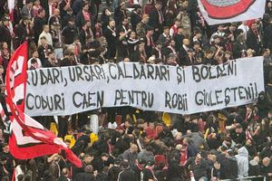 Se putea și mai rău! Bannerele rasiste ale dinamoviștilor interzise la derby