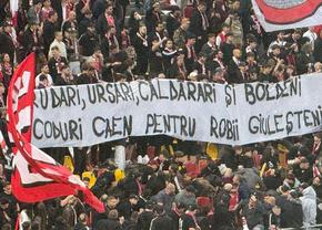 Se putea și mai rău! Bannerele rasiste ale dinamoviștilor interzise la derby