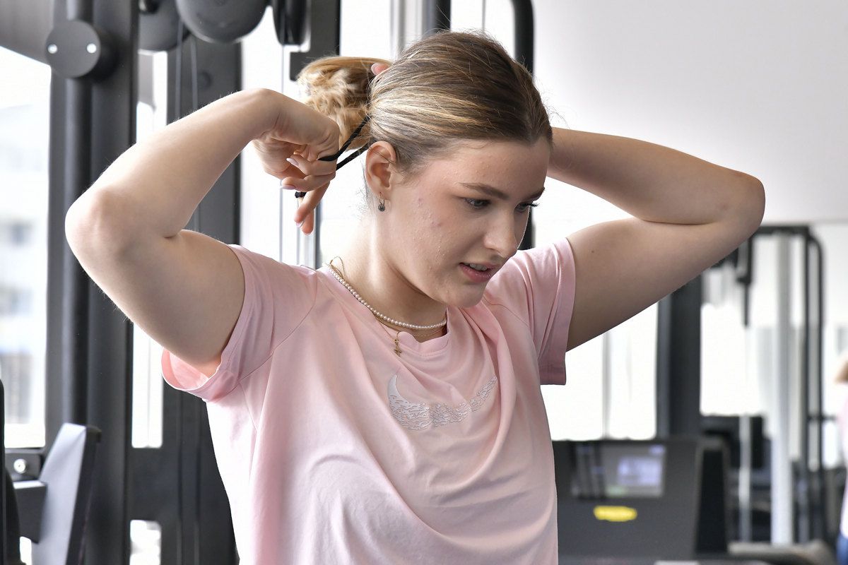 Elena e voleibalista-model a României: școală, kineto, antrenamente și meditații până la miezul nopții! „Sportul înseamnă inteligență, educație”