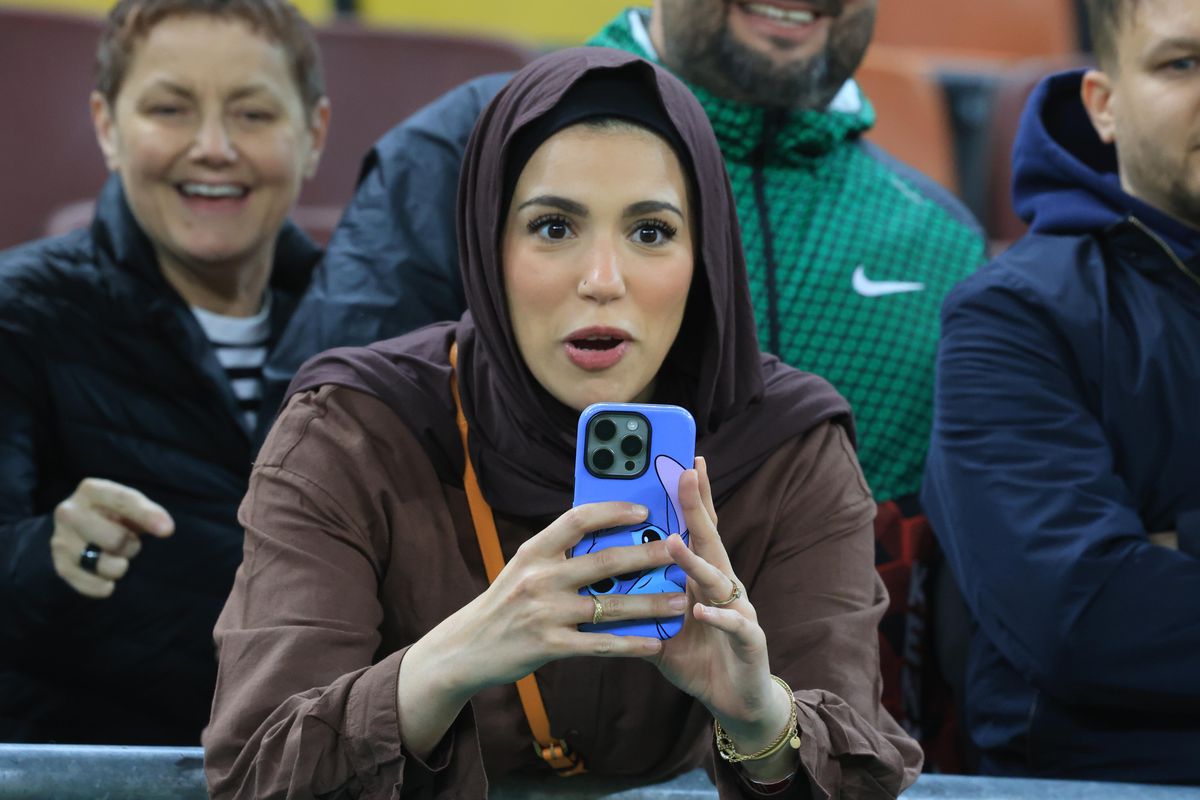 Imagini înduioșătoare după Dinamo - Rapid » A început să plângă când a fost înconjurat de mascați + „câinii” au răspuns ironiei rivalilor