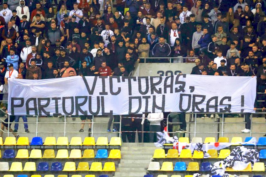 „Victoraș, pariorul din oraș”, banner la Dinamo - Rapid, foto: Cristi Preda / GSP