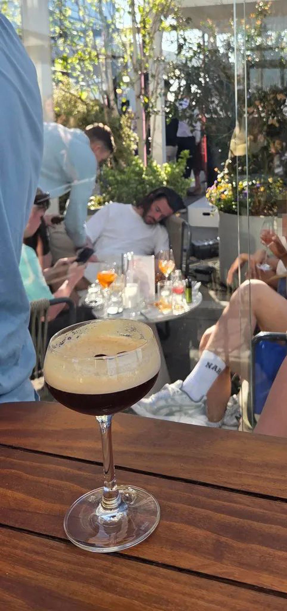 Imagini dezolante cu „rebelul” Grealish » A adormit în mai puțin de o oră după ce a ajuns la un bar din Manchester