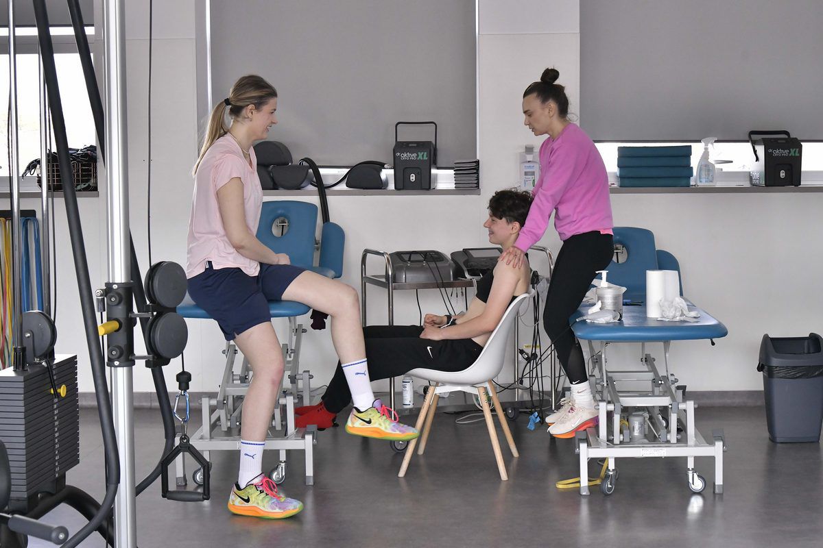 Elena e voleibalista-model a României: școală, kineto, antrenamente și meditații până la miezul nopții! „Sportul înseamnă inteligență, educație”