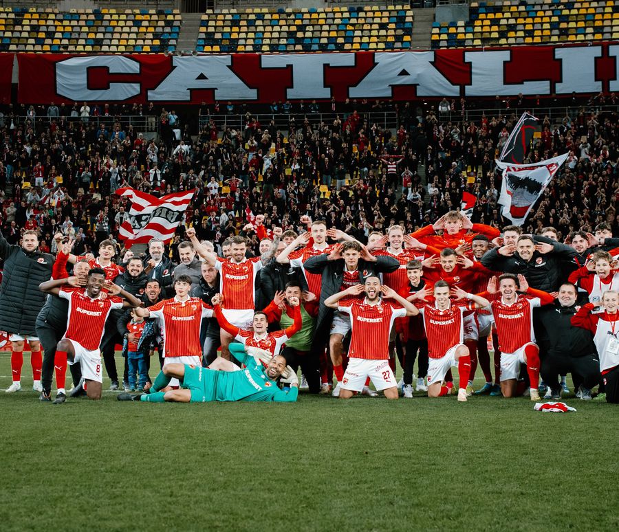 Imagini înduioșătoare după Dinamo - Rapid » A început să plângă când a fost înconjurat de mascați + „câinii” au răspuns ironiei rivalilor