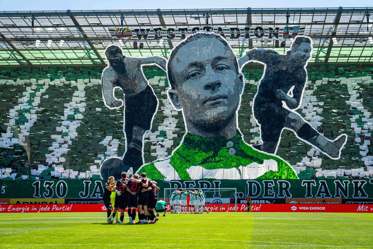 Scenografia de la Rapid Viena - Salzburg în memoria lui Josef Uridil