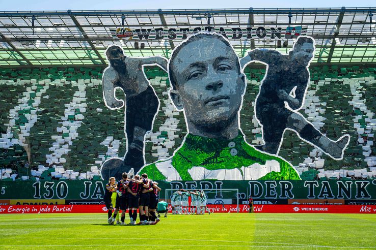 Scenografia de la Rapid Viena - Salzburg în memoria lui Josef Uridil/ foto Imago Images