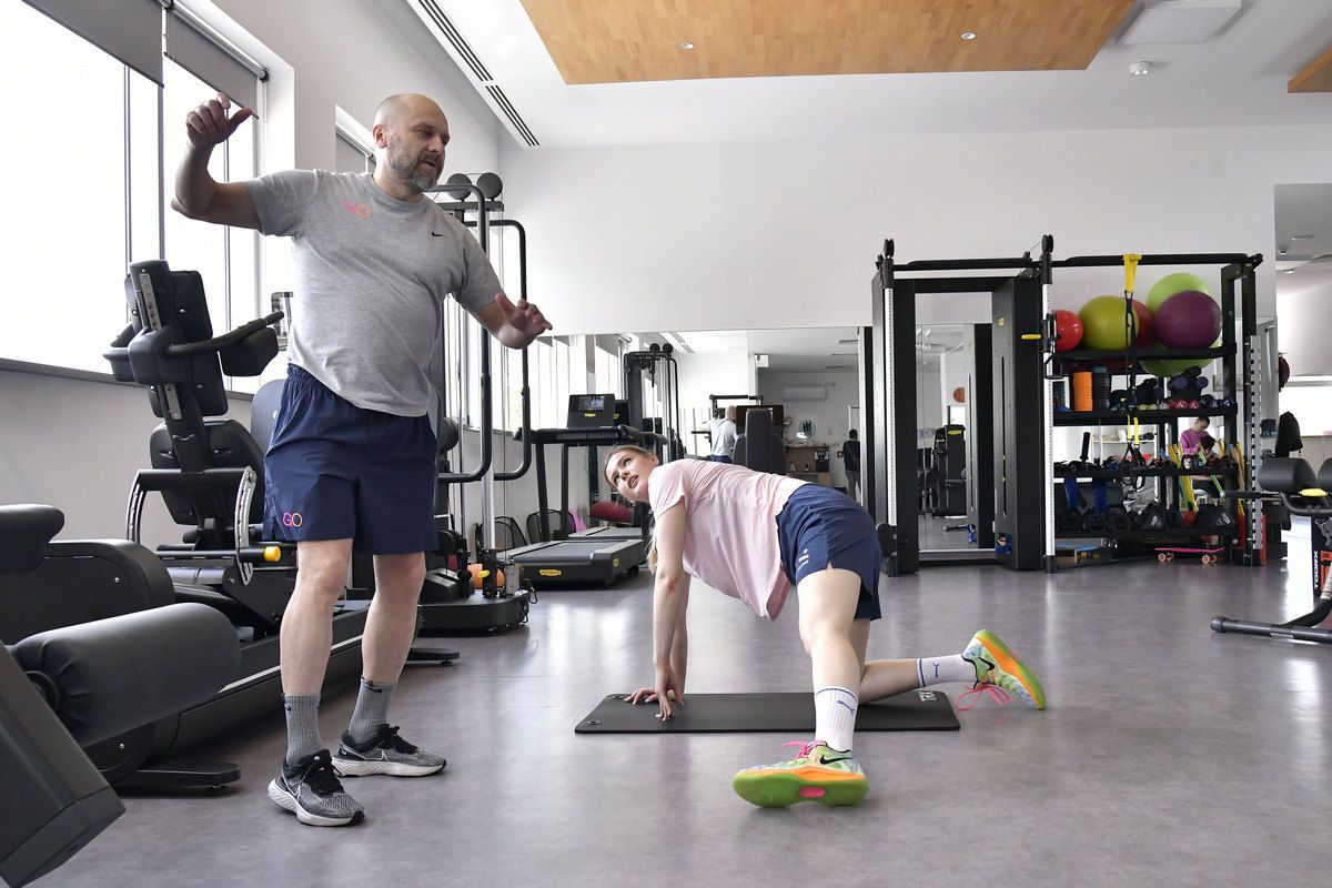 Elena e voleibalista-model a României: școală, kineto, antrenamente și meditații până la miezul nopții! „Sportul înseamnă inteligență, educație”