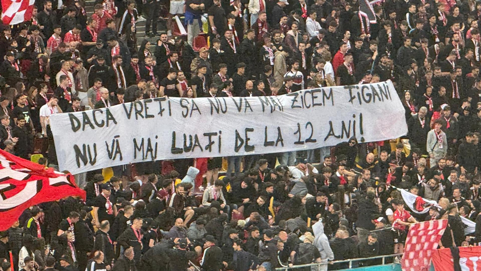 Suporterii Dinamo afișând bannere cu mesaje rasiste la meciul cu Rapid, în timp ce Comisia de Disciplină analizează derapaje Dinamo și mesaje rasiste. | sursa foto: Gazeta Sporturilor