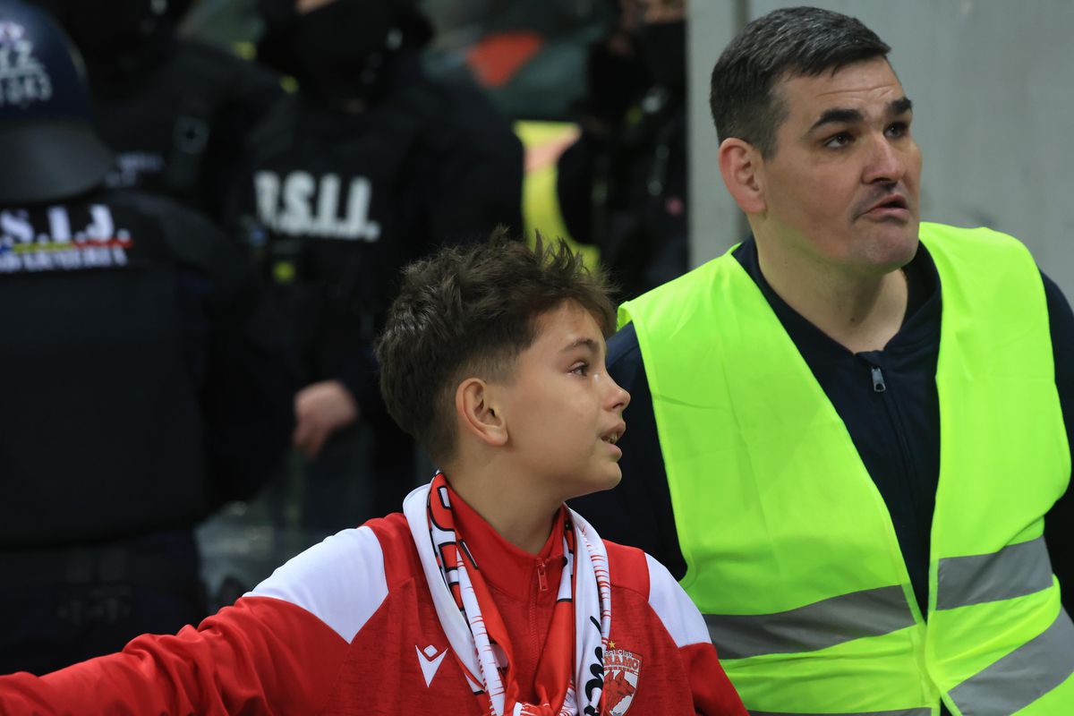 Imagini înduioșătoare după Dinamo - Rapid » A început să plângă când a fost înconjurat de mascați + „câinii” au răspuns ironiei rivalilor