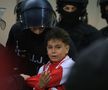 Imagini înduioșătoare după Dinamo - Rapid » A început să plângă când a fost înconjurat de mascați + „câinii” au răspuns ironiei rivalilor