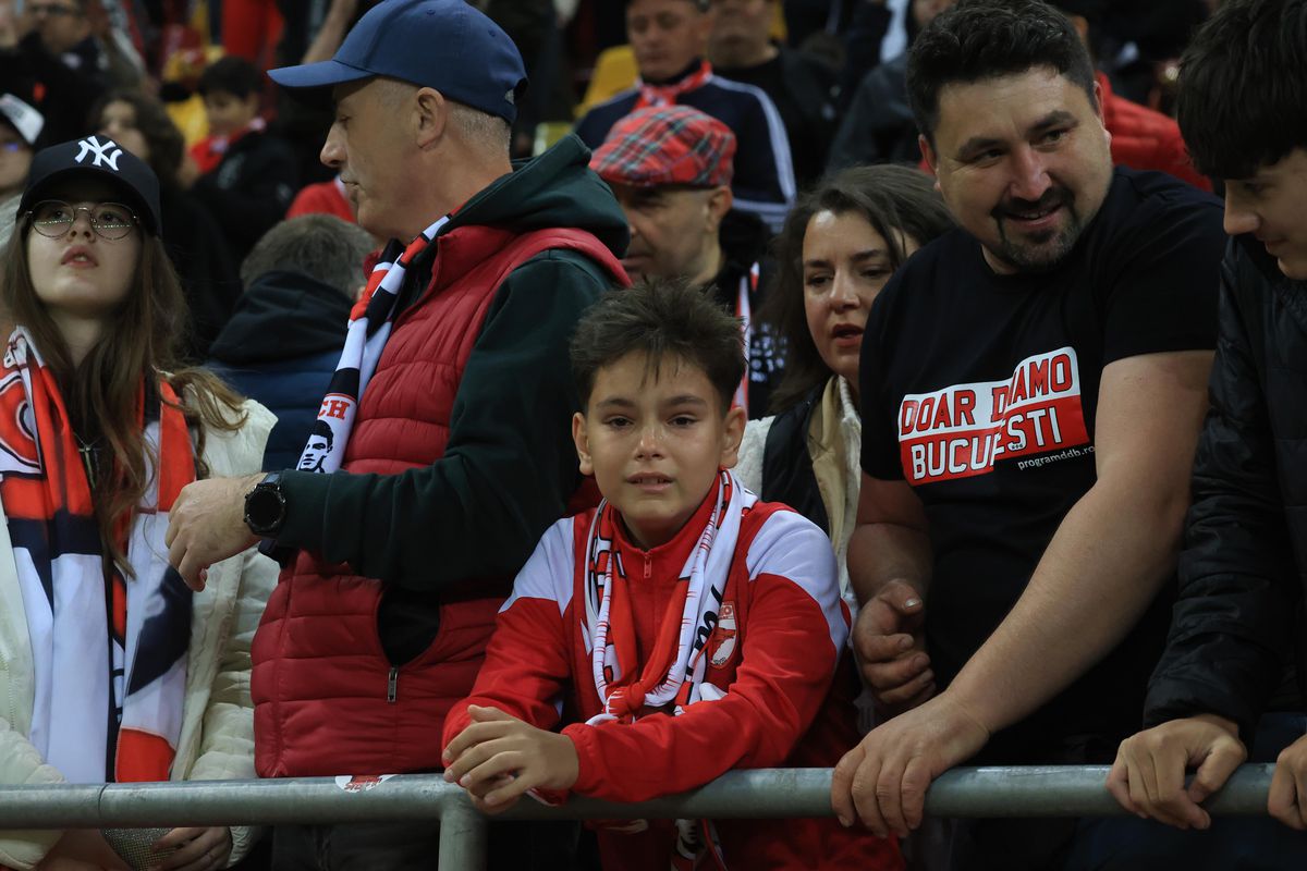 Imagini înduioșătoare după Dinamo - Rapid » A început să plângă când a fost înconjurat de mascați + „câinii” au răspuns ironiei rivalilor